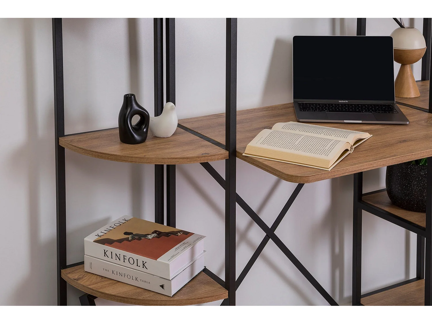 Bureau style industriel avec étagère Injari L139cm Bois clair et Métal Noir