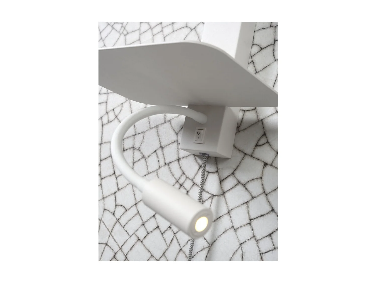 Wit metalen wandlamp zonder lampenkap met lezer