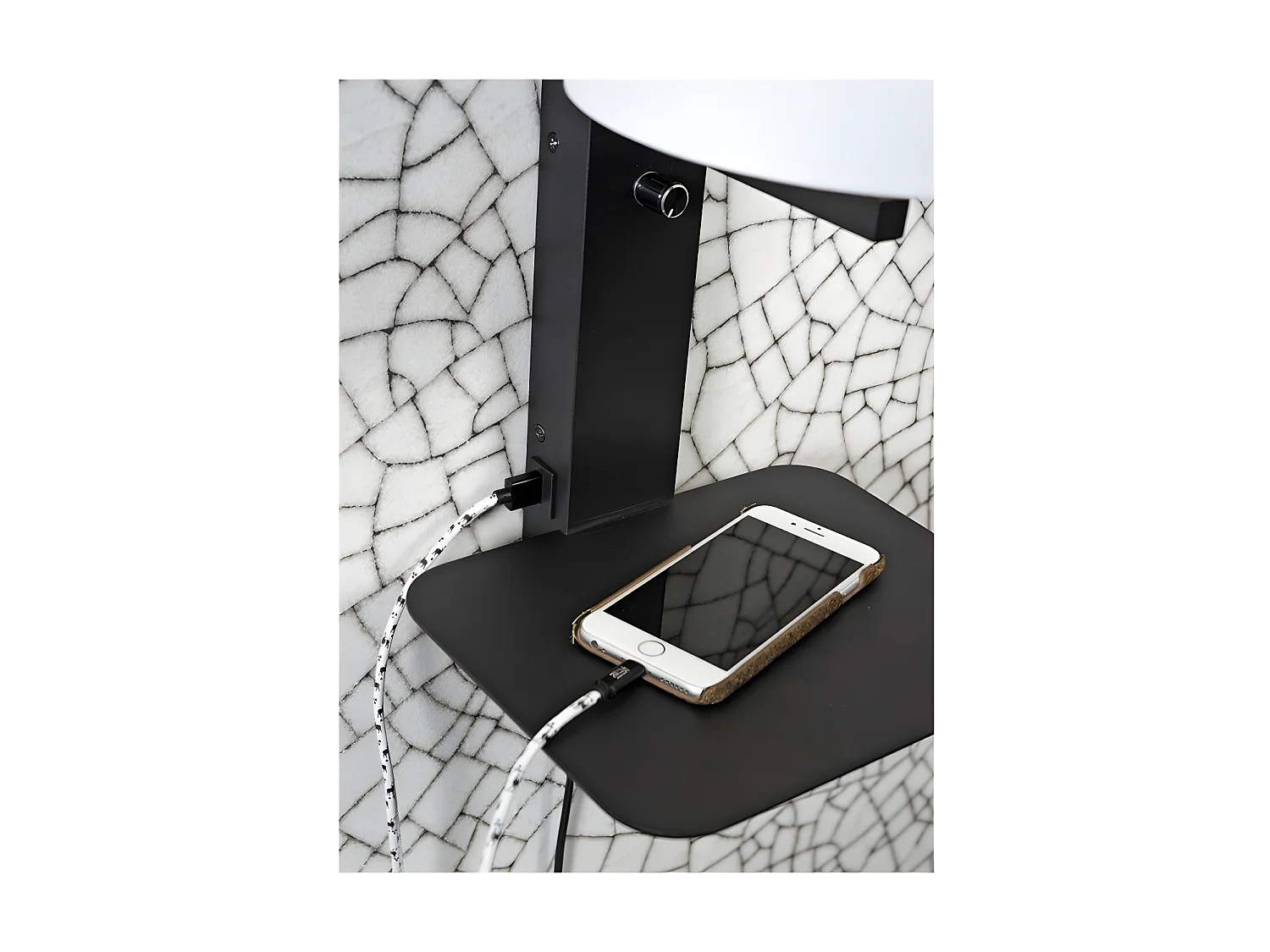 Zwart metalen wandlamp met witte lampenkap plus plank en USB-aansluiting