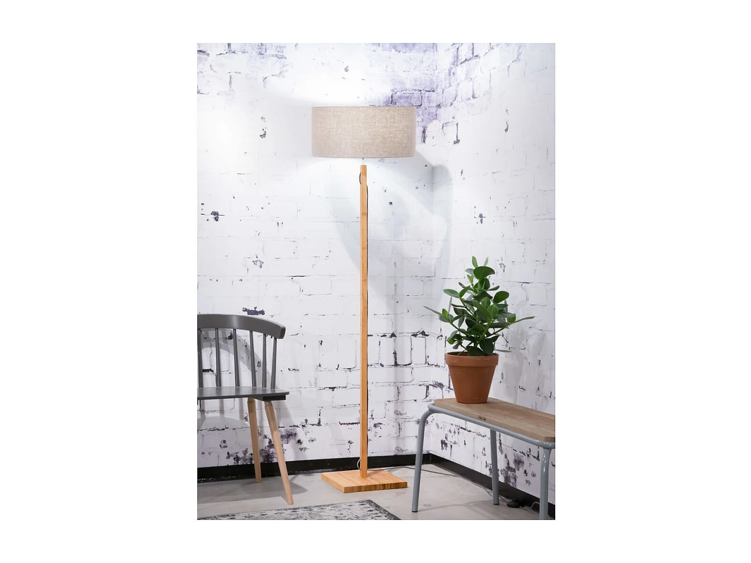 Bruine bamboe stam vloerlamp met duifgrijze lampenkap