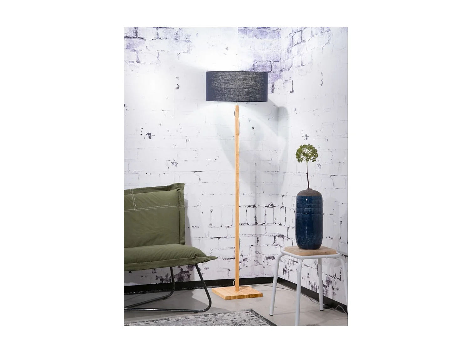 Bruine bamboe stam vloerlamp met donkerblauwe lampenkap