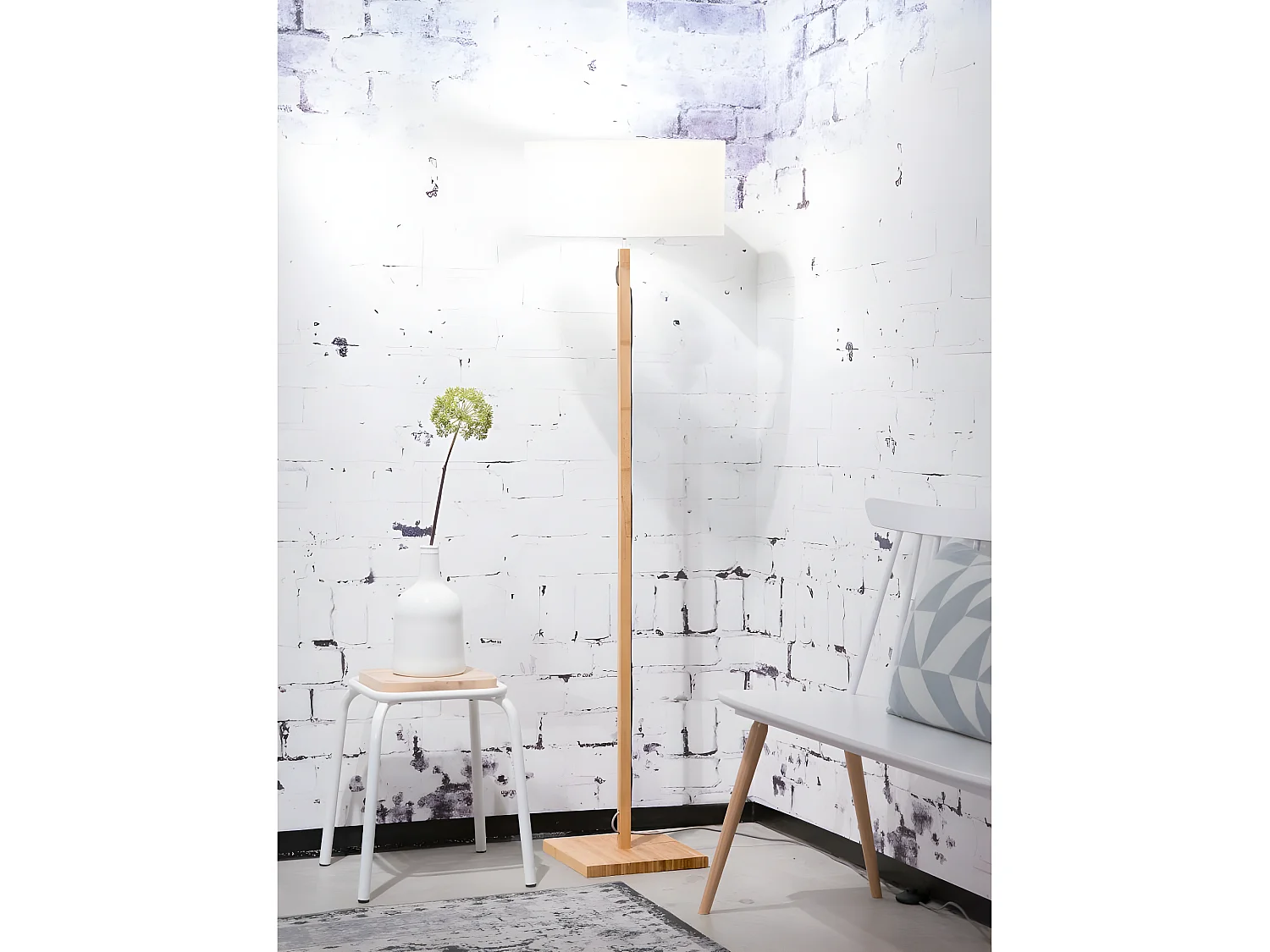 Lampadaire tige en bambou marron et abat-jour blanc