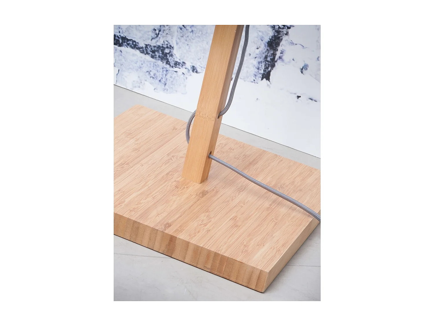 Lampadaire tige en bambou marron et abat-jour blanc