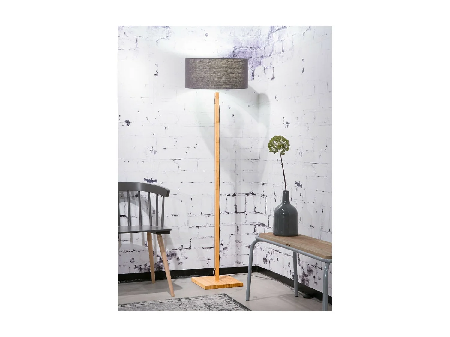 Lampadaire tige en bambou marron et abat-jour gris foncè