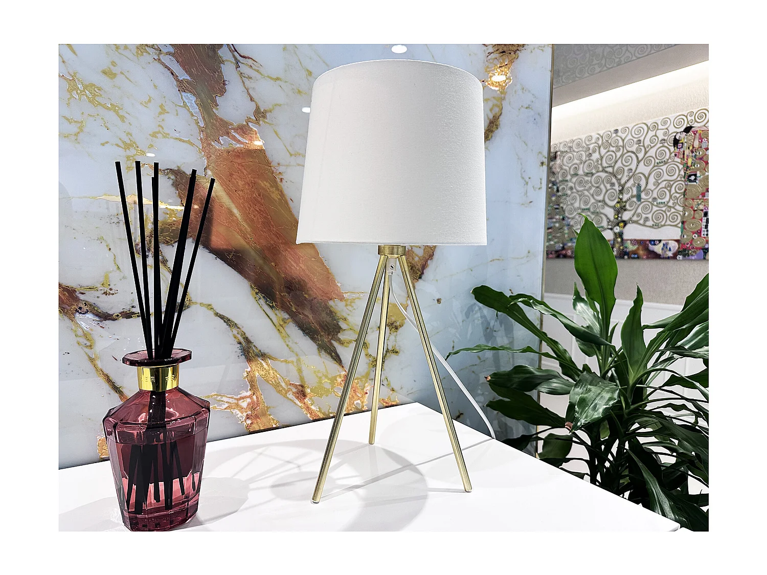 Lampada da tavolo con treppiede in metallo dorato, abat jour mod. Michelle