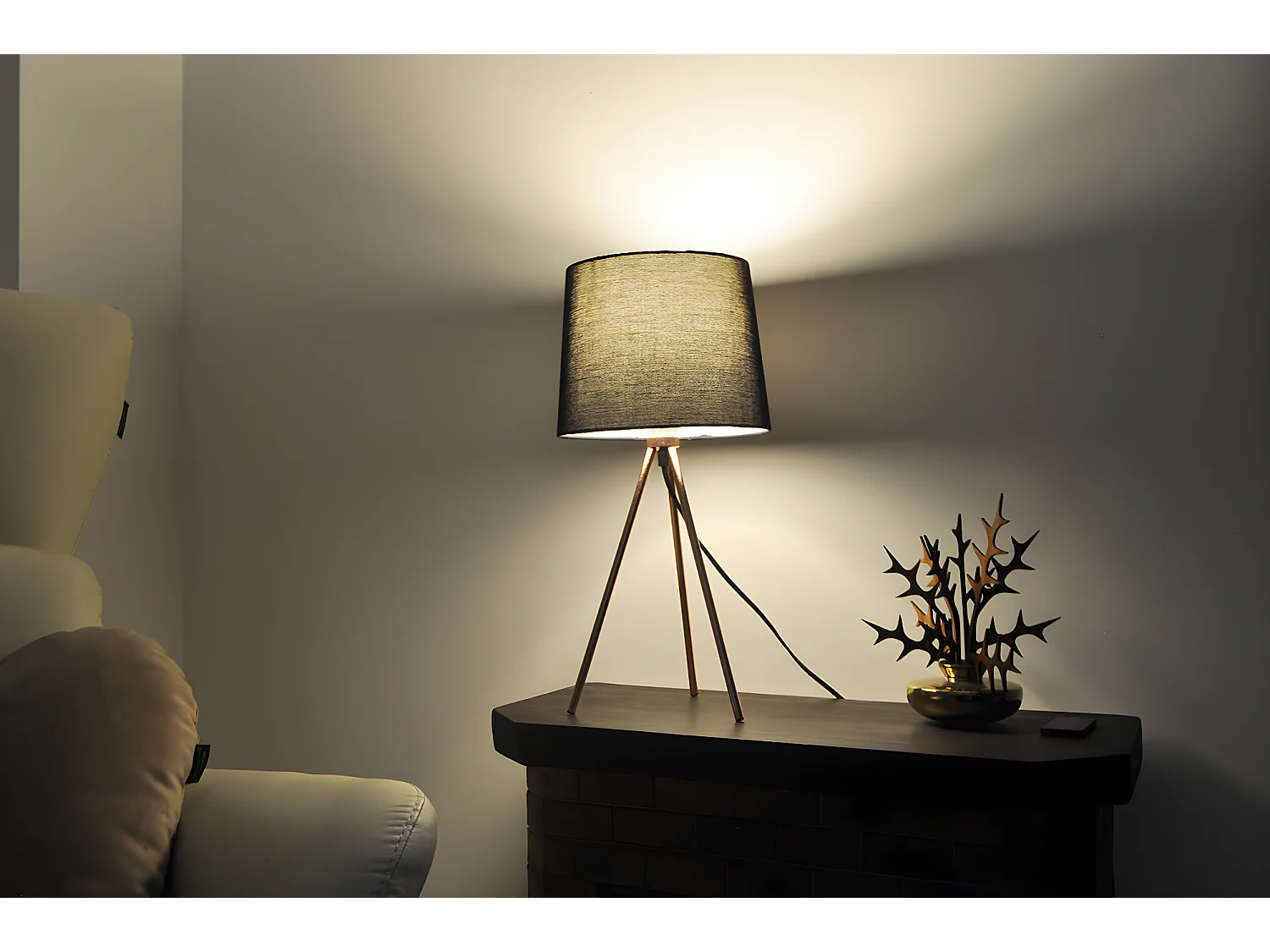 Lampada da tavolo con treppiede in metallo color oro rosa, abat jour mod. Michelle