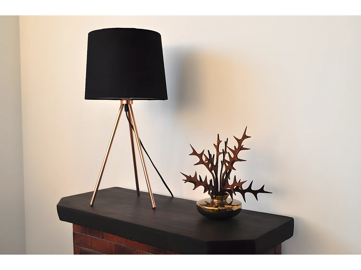 Lampada da tavolo con treppiede in metallo color oro rosa, abat jour mod. Michelle