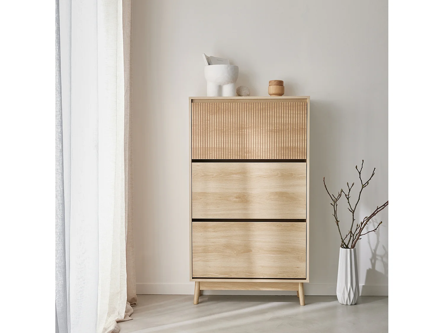 Meuble à chaussures scandinave décor bois clair 3 portes abattantes capacité 18 paires de chaussures