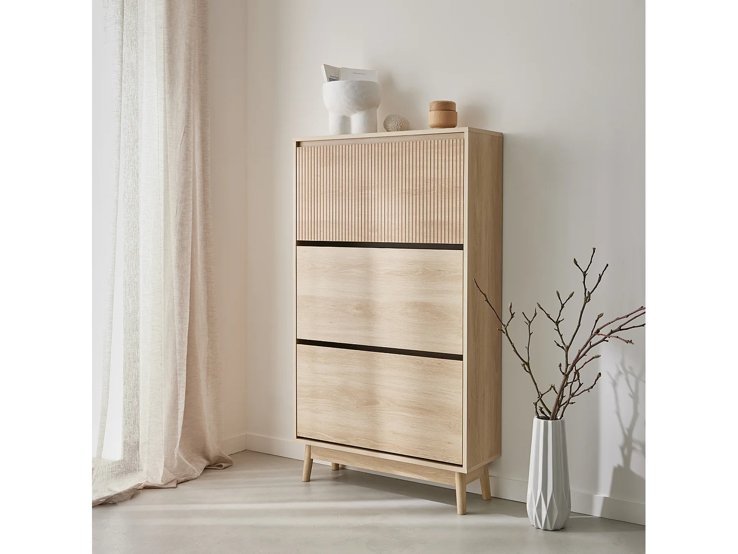 Meuble à chaussures scandinave décor bois clair 3 portes abattantes capacité 18 paires de chaussures