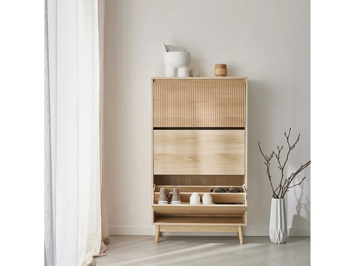 Meuble à chaussures scandinave décor bois clair 3 portes abattantes capacité 18 paires de chaussures