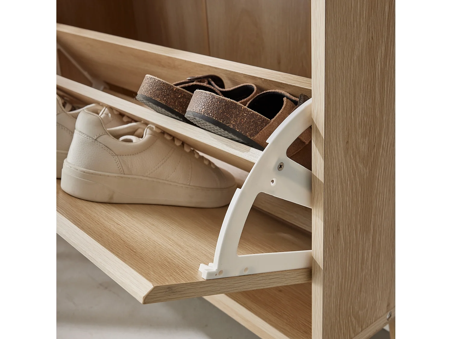 Scarpiera con decoro in legno naturale, 3 ante, marrone naturale