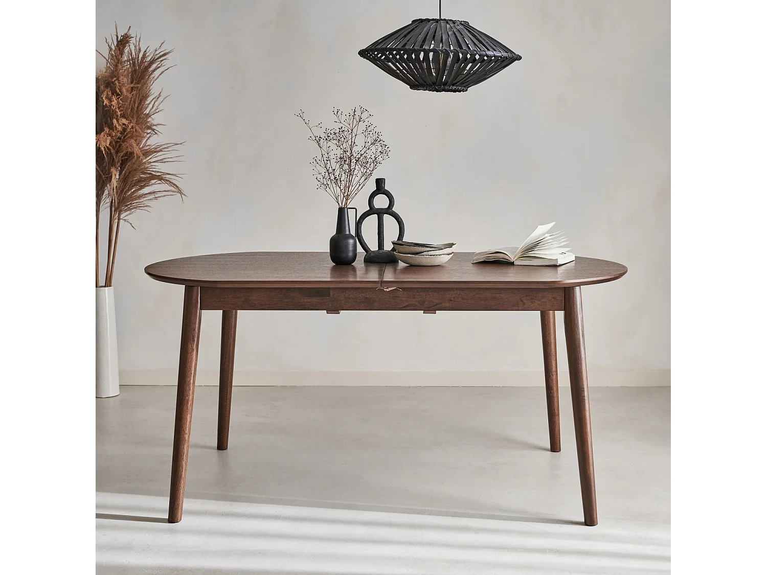 Table à manger extensible ovale couleur noyer Lisa 6 à 8 places. 160 à 210cm