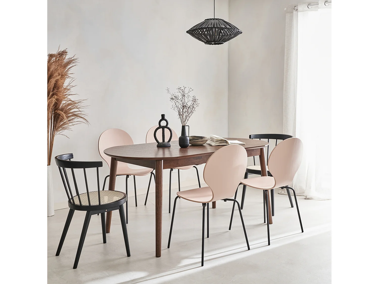 Table à manger extensible ovale couleur noyer Lisa 6 à 8 places. 160 à 210cm