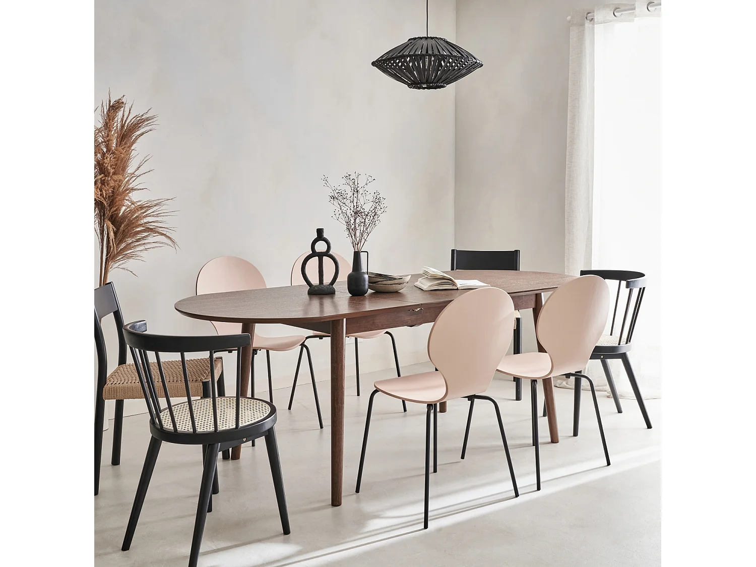 Table à manger extensible ovale couleur noyer Lisa 6 à 8 places. 160 à 210cm