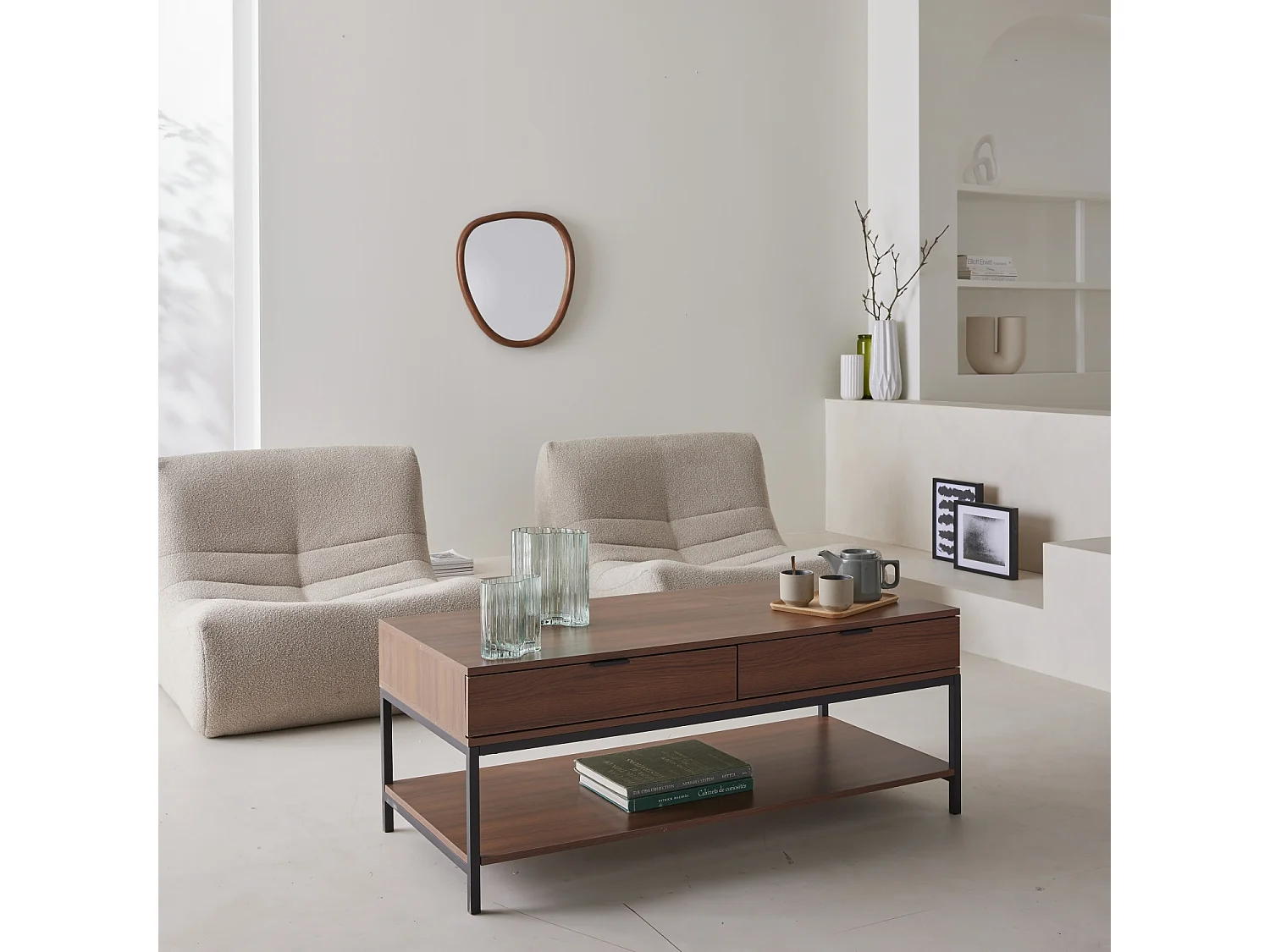 Table basse coloris noyer avec pieds et poignée en métal noir - 2 tiroirs et 1 étagère