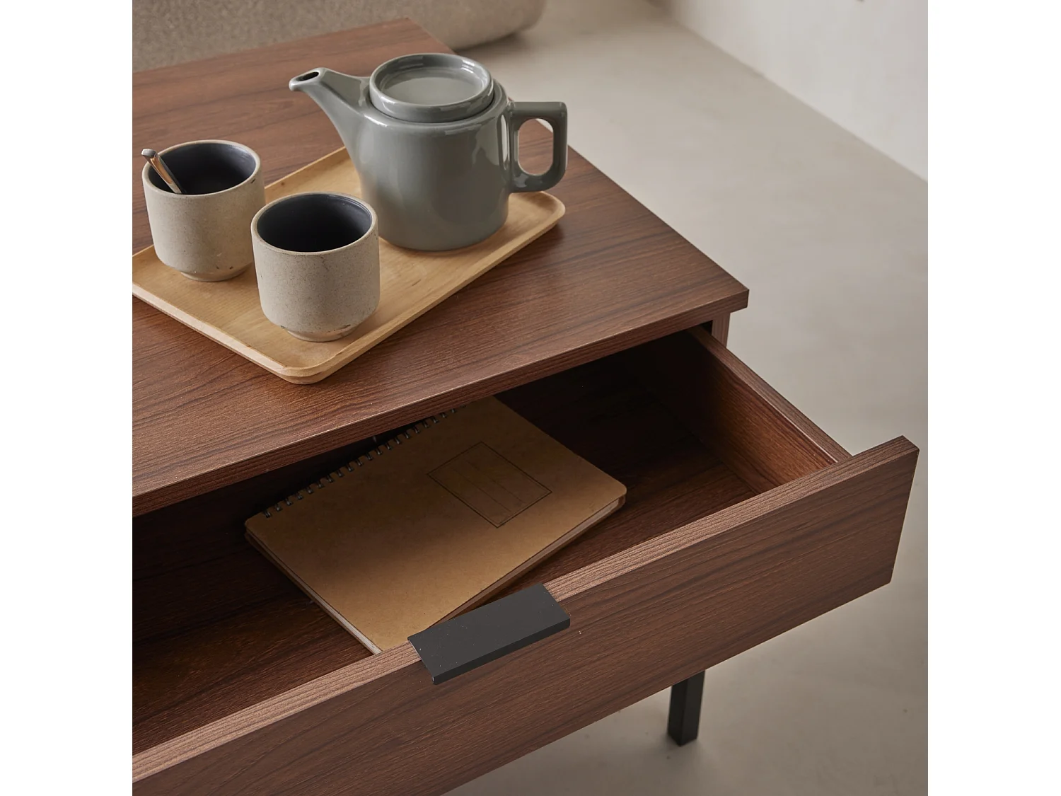 Table basse coloris noyer avec pieds et poignée en métal noir - 2 tiroirs et 1 étagère