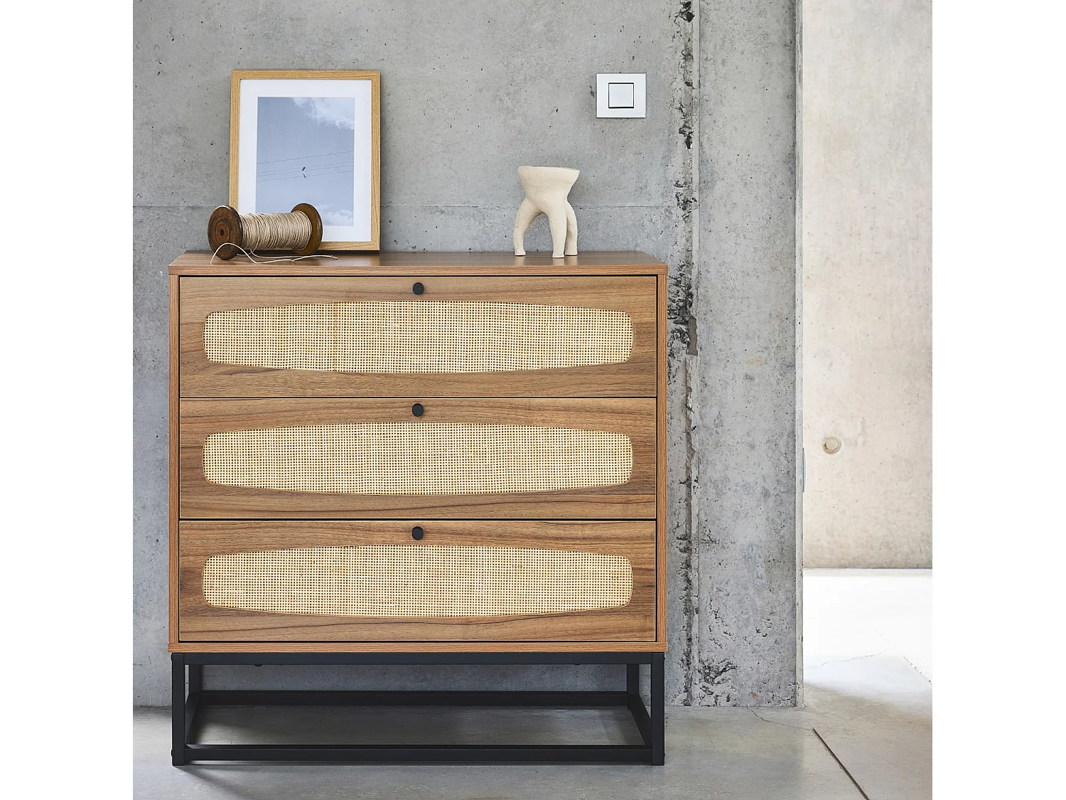 Commode rétro décor bois et cannage 3 tiroirs piètement et poignées en métal noir