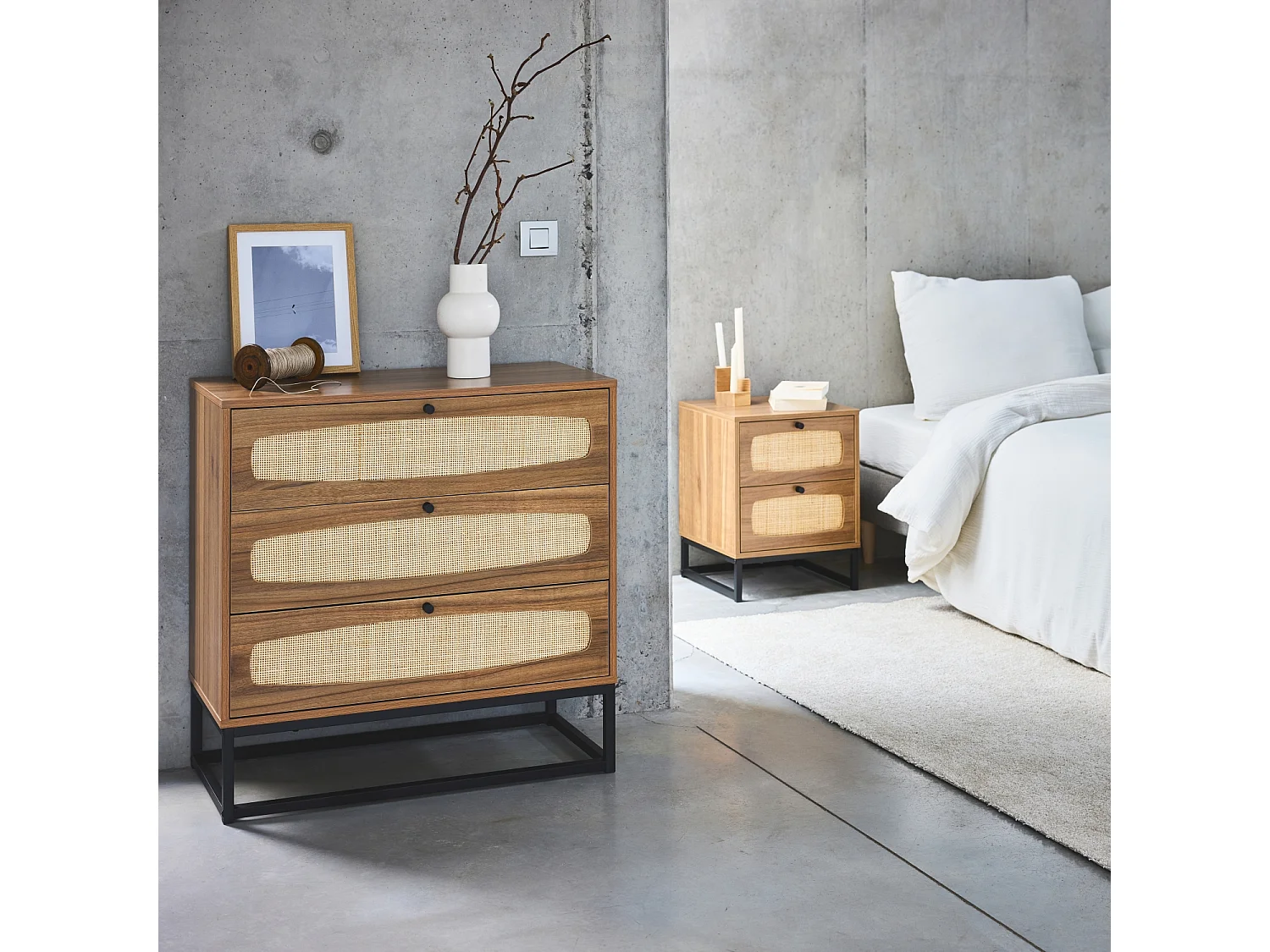 Commode rétro décor bois et cannage 3 tiroirs piètement et poignées en métal noir