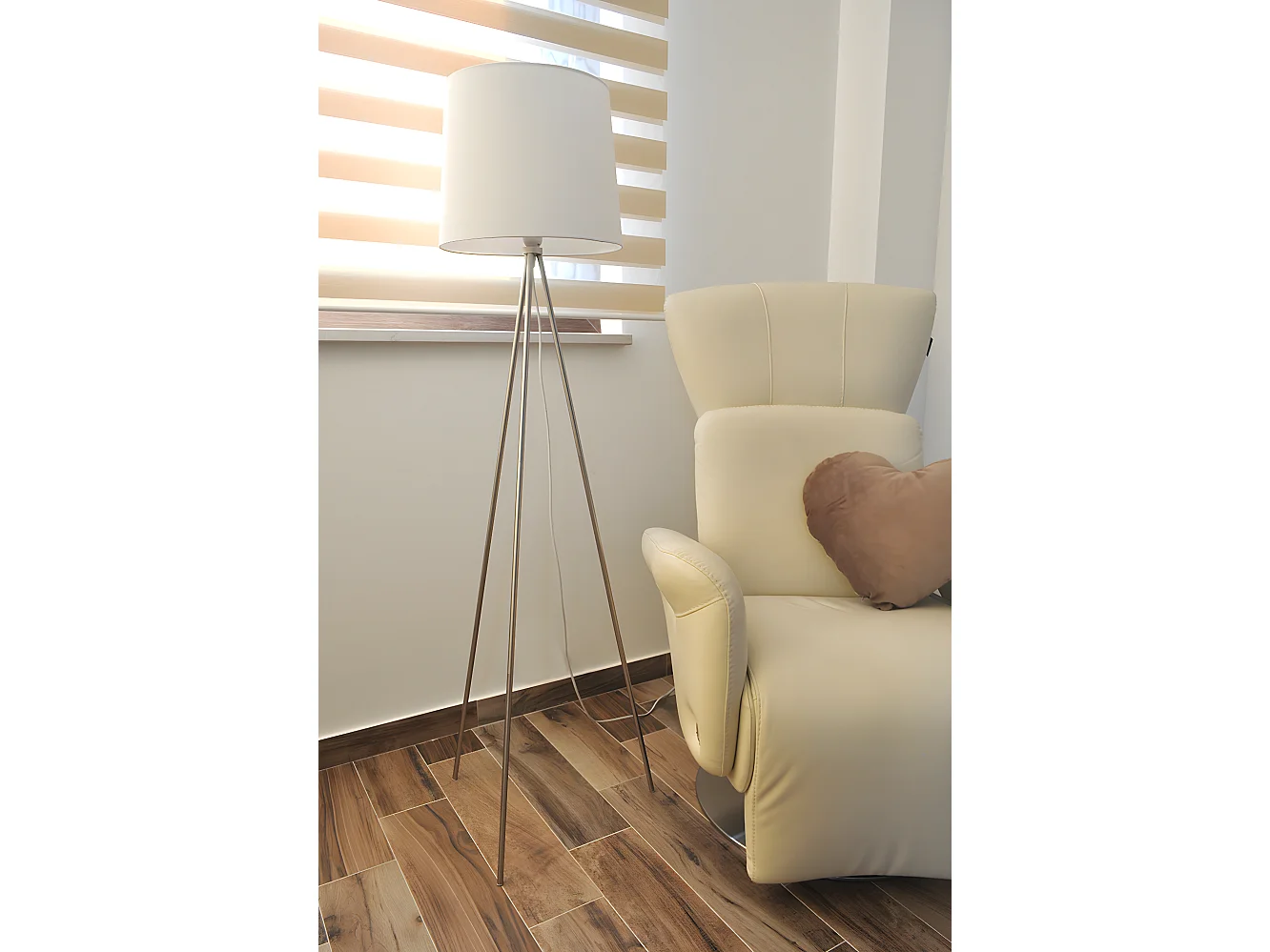 Lampada da terra con treppiede in metallo argentato, piantana mod. Michelle