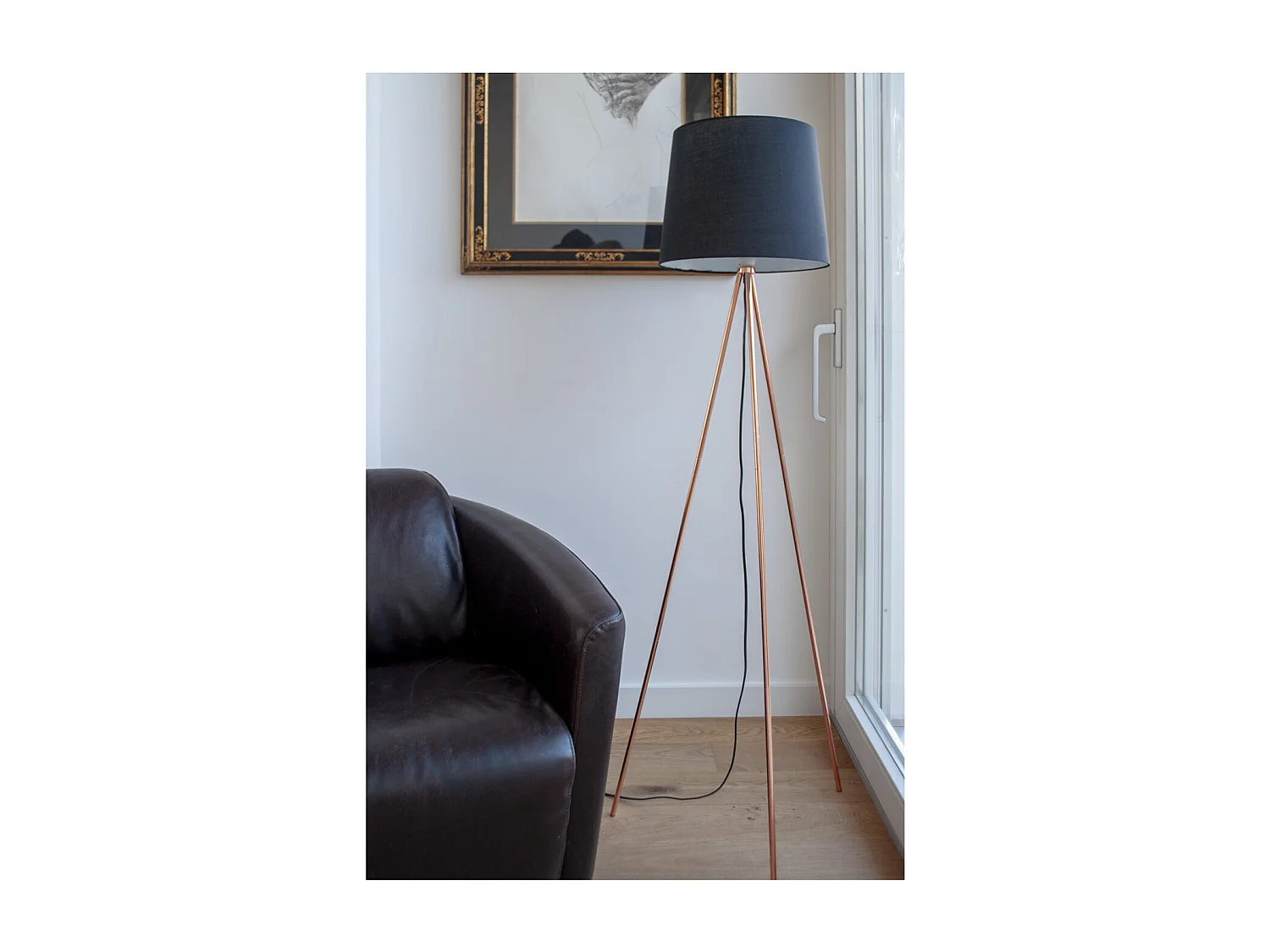 Lampada da terra con treppiede in metallo color oro rosa, piantana mod. Michelle