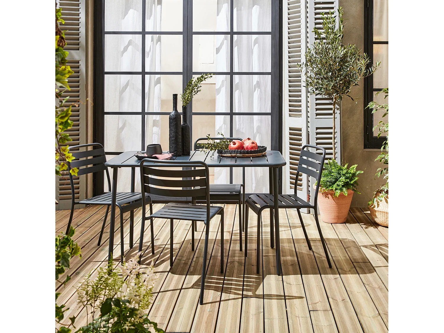 Table de jardin métal + 4 assises anthracite en acier. Amelia. 120 x 70 x 72.5 cm