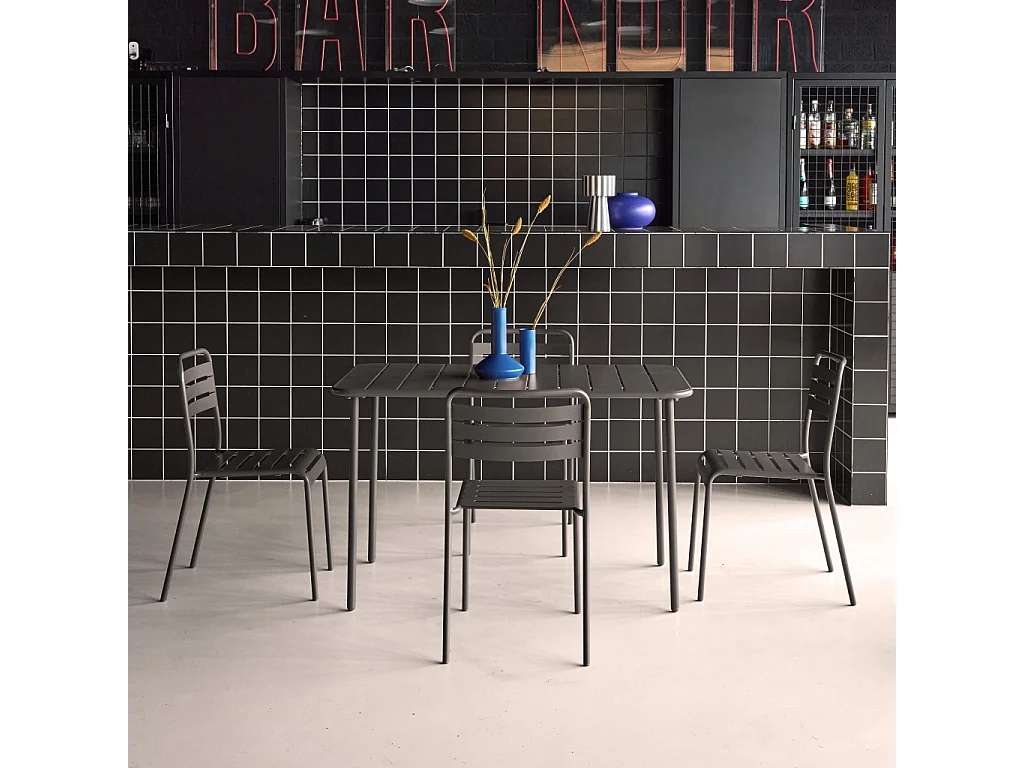 Table de jardin métal + 4 assises anthracite en acier. Amelia. 120 x 70 x 72.5 cm