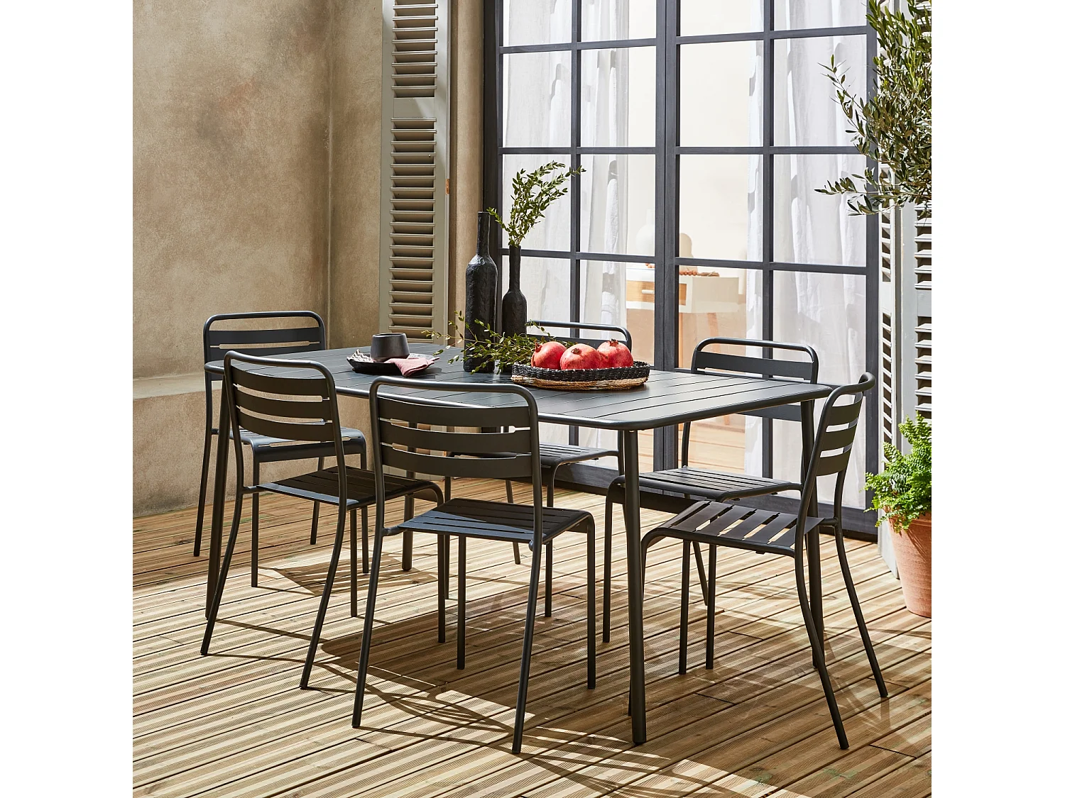 Table de jardin métal + 6 assises traitement antirouille. lattes et bords arrondis