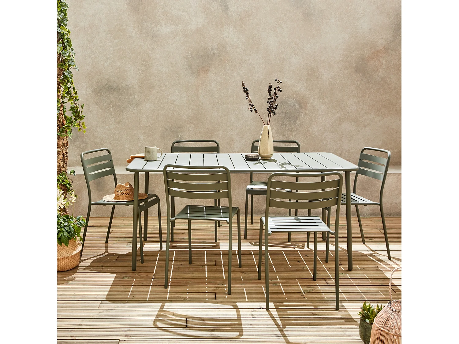 Table de jardin métal + 6 assises kaki Amélia traitement antirouille. lattes et bords arrondis