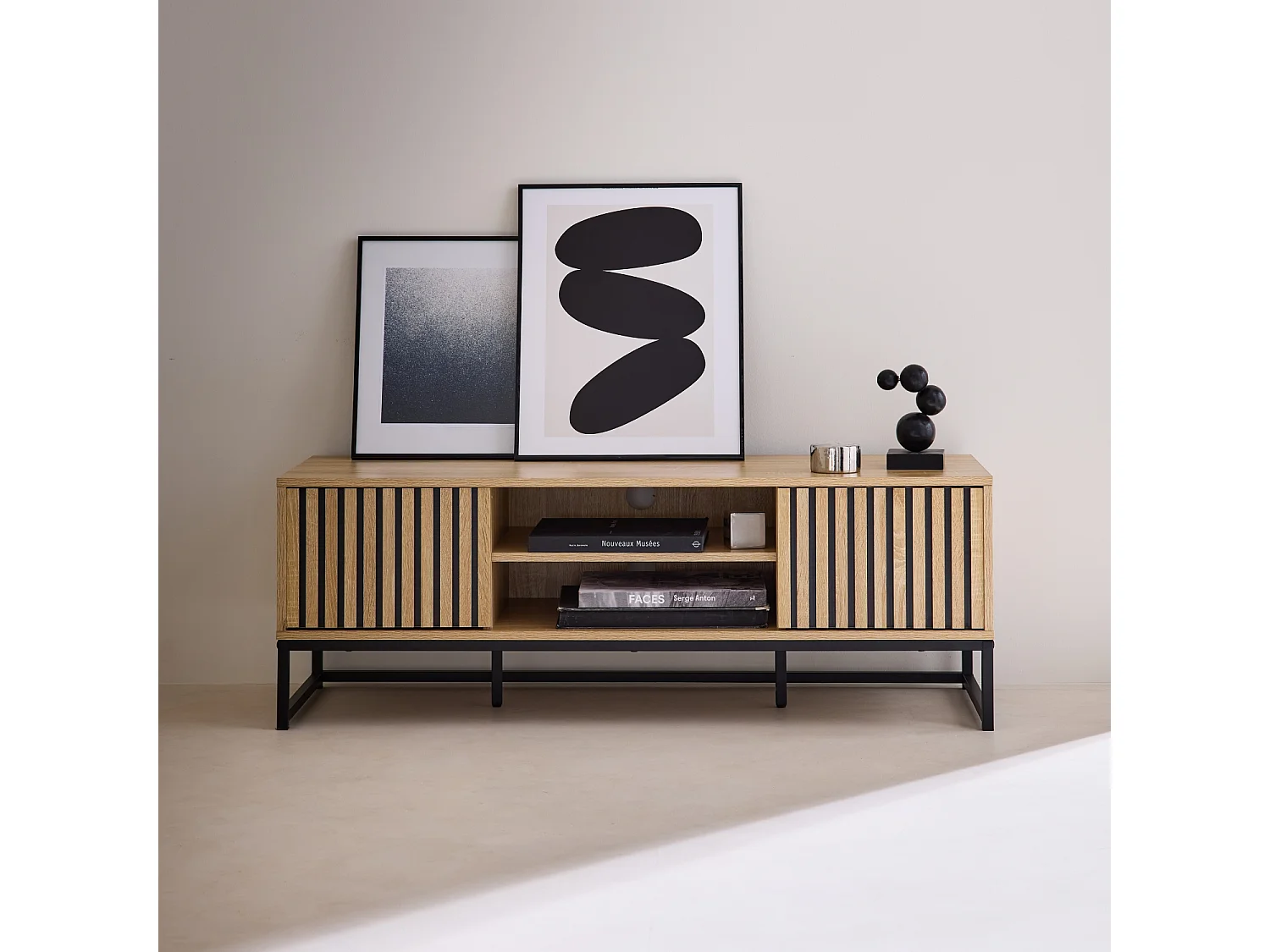 Meuble TV en décor bois rainuré L 120cm et piètement en métal noir. système d'ouverture par pression