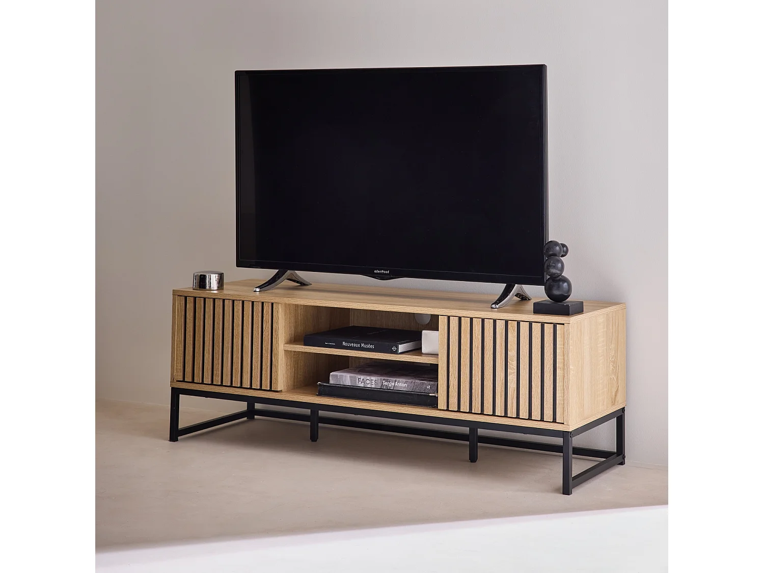 Meuble TV en décor bois rainuré L 120cm et piètement en métal noir. système d'ouverture par pression