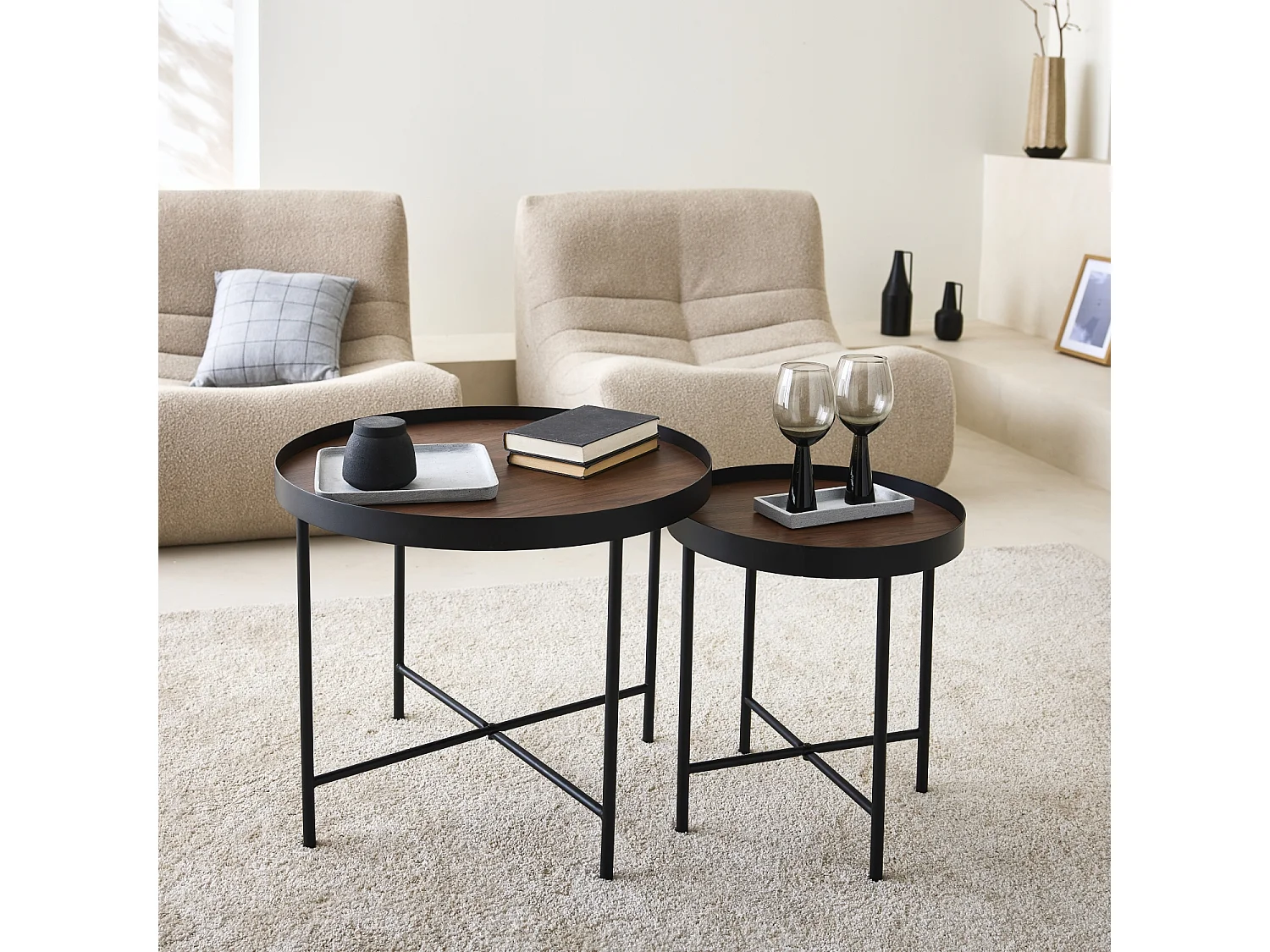 Tavolini rotondi con effetto legno, noce