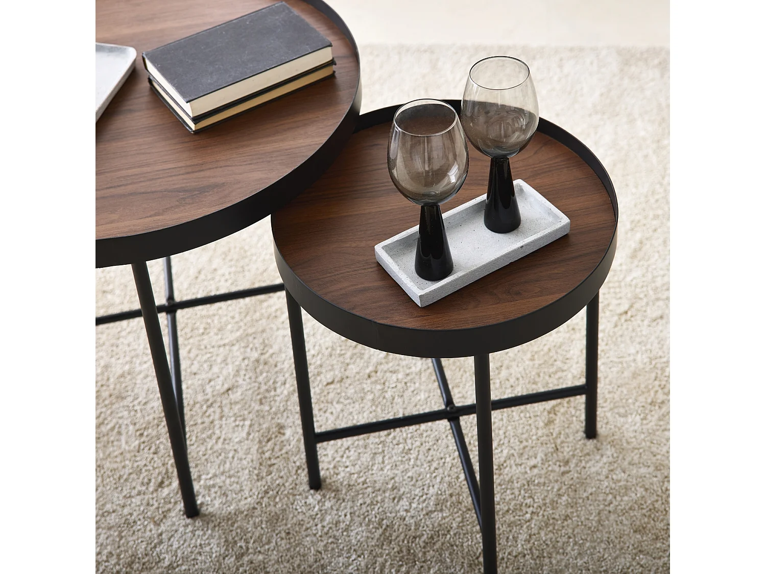 Tavolini rotondi con effetto legno, noce