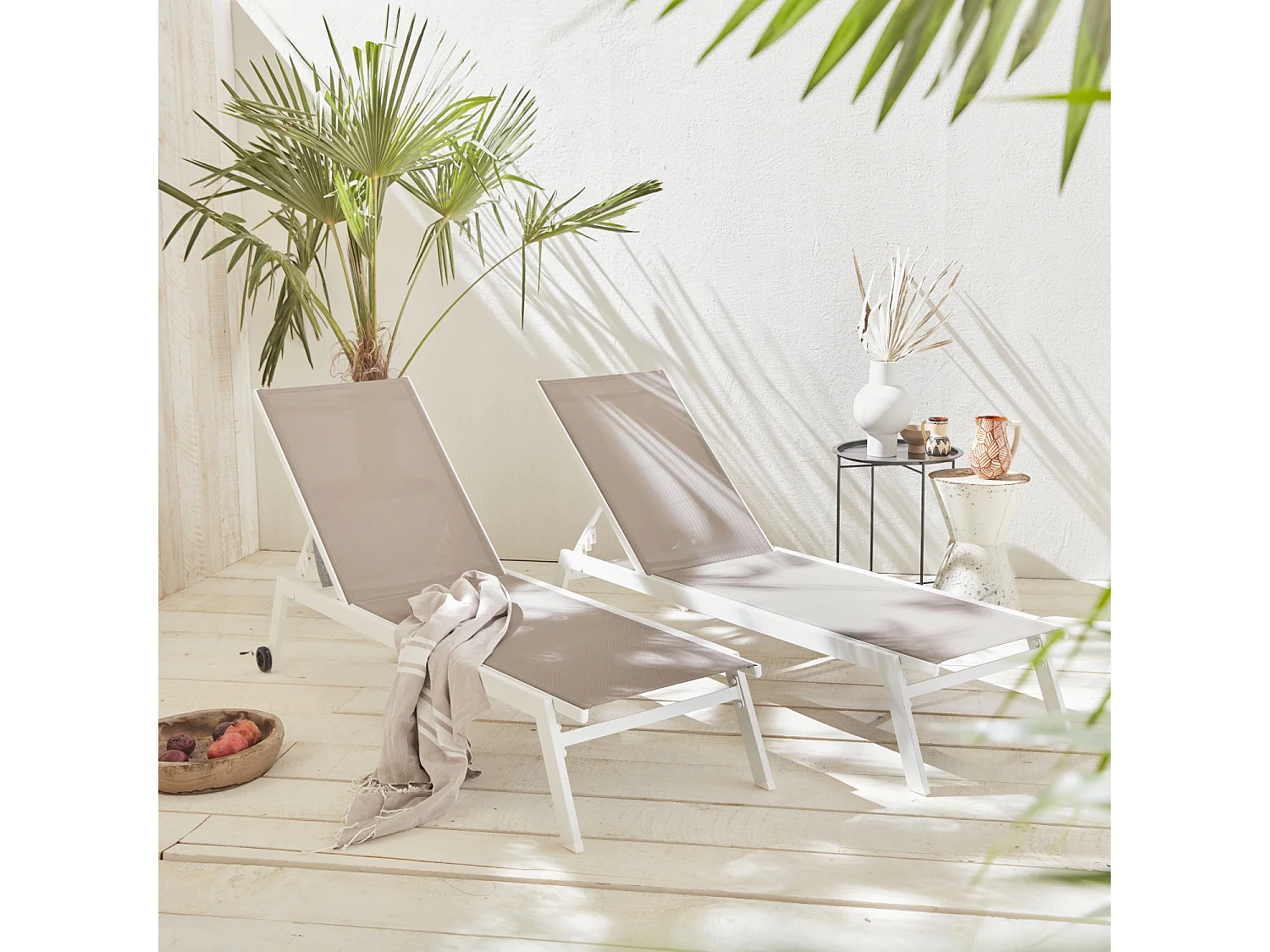Lot de 2 bains de soleil ELSA en aluminium blanc et textilène taupe. transats multi positions avec roulettes