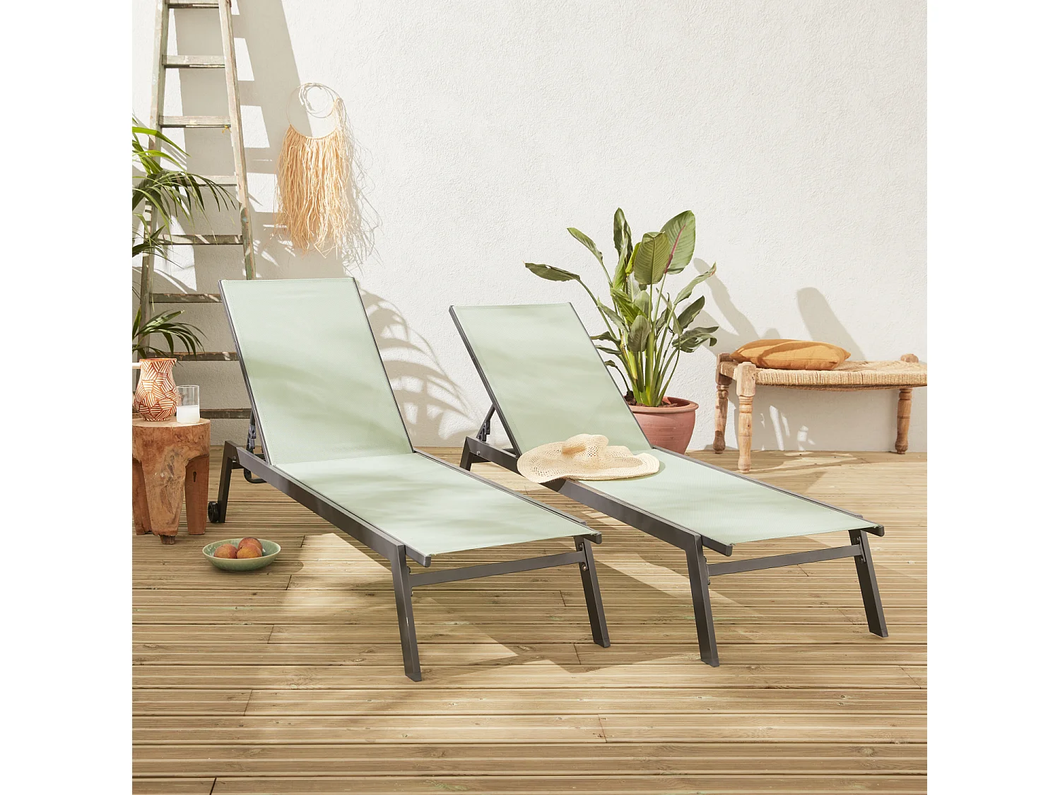 Lot de 2 bains de soleil ELSA en aluminium gris anthracite et textilène vert de gris. transats multi positions avec roulettes