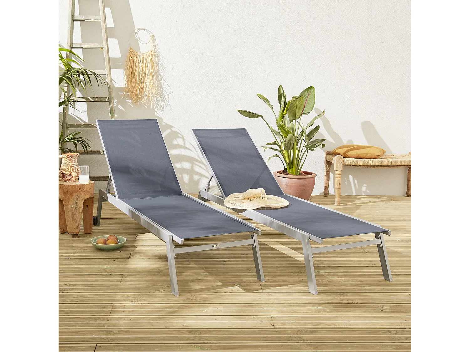 Lot de 2 bains de soleil ELSA en aluminium gris et textilène gris foncé. transats multi positions avec roulettes