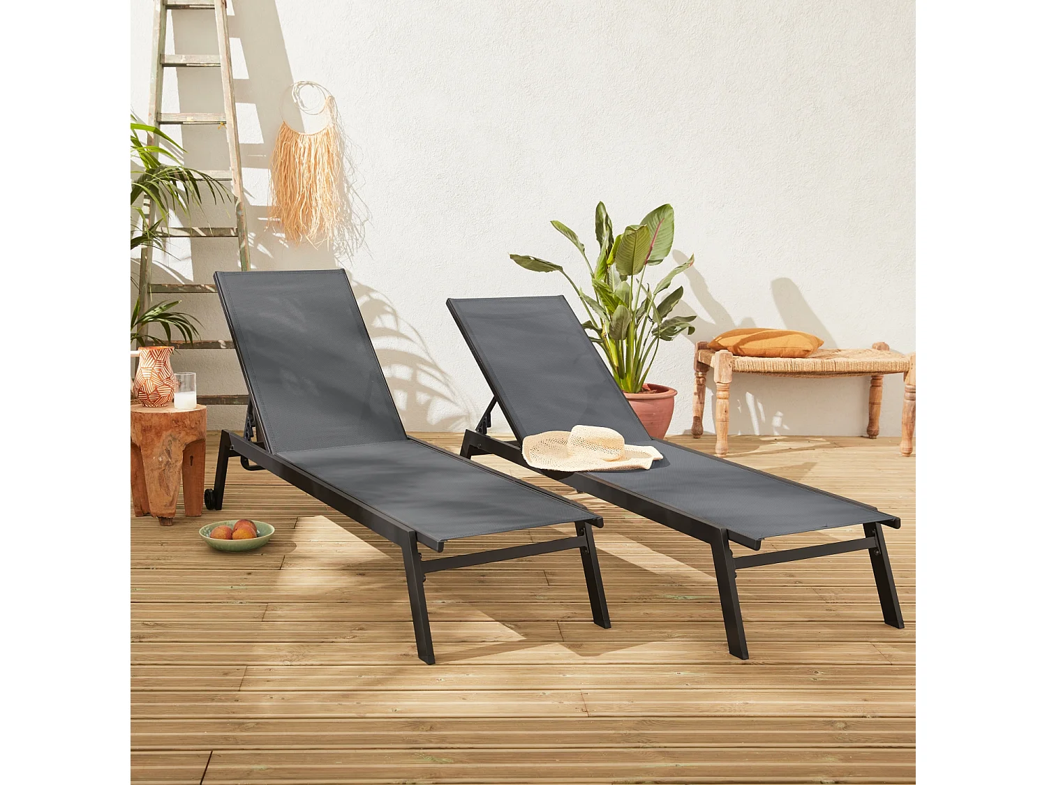 Lot de 2 bains de soleil ELSA en aluminium gris anthracite et textilène gris taupe. transats multi positions avec roulettes
