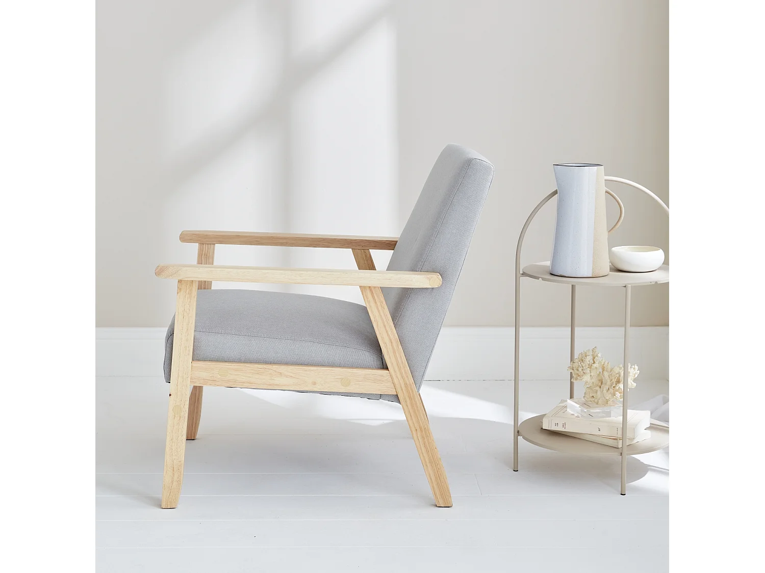 Fauteuil scandinave en bois et tissu gris clair. Isak. L 64 x P 69.5 x H 73cm
