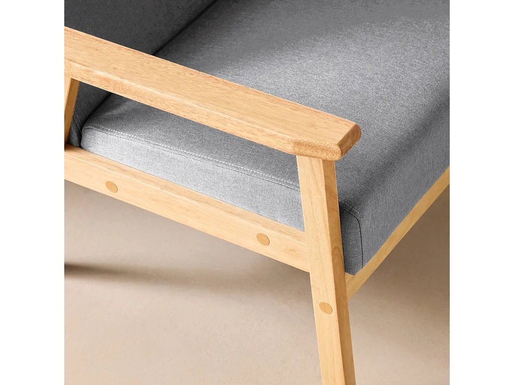 Fauteuil scandinave en bois et tissu gris clair. Isak. L 64 x P 69.5 x H 73cm