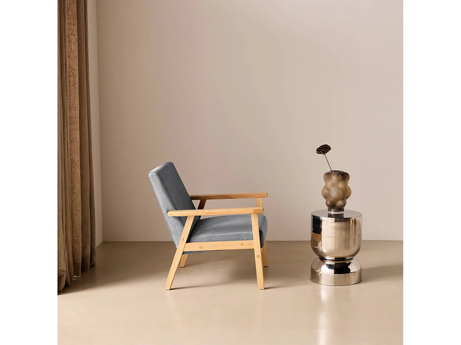 Fauteuil scandinave en bois et tissu gris clair. Isak. L 64 x P 69.5 x H 73cm