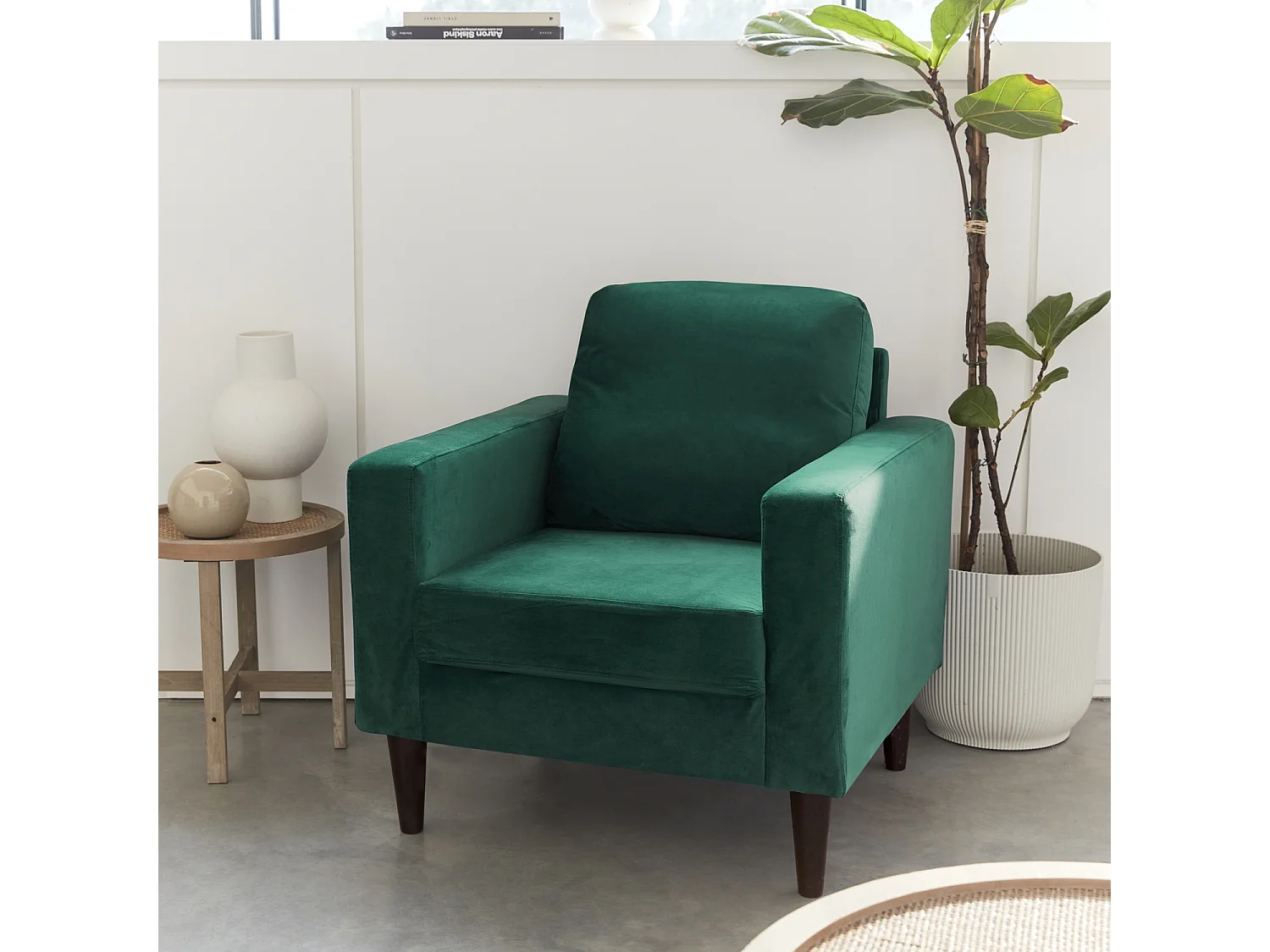 Fauteuil scandinave en velours vert anglais - Bjorn - Canapé 1 place fixe droit pieds bois d'hévéa effet bois de noyer