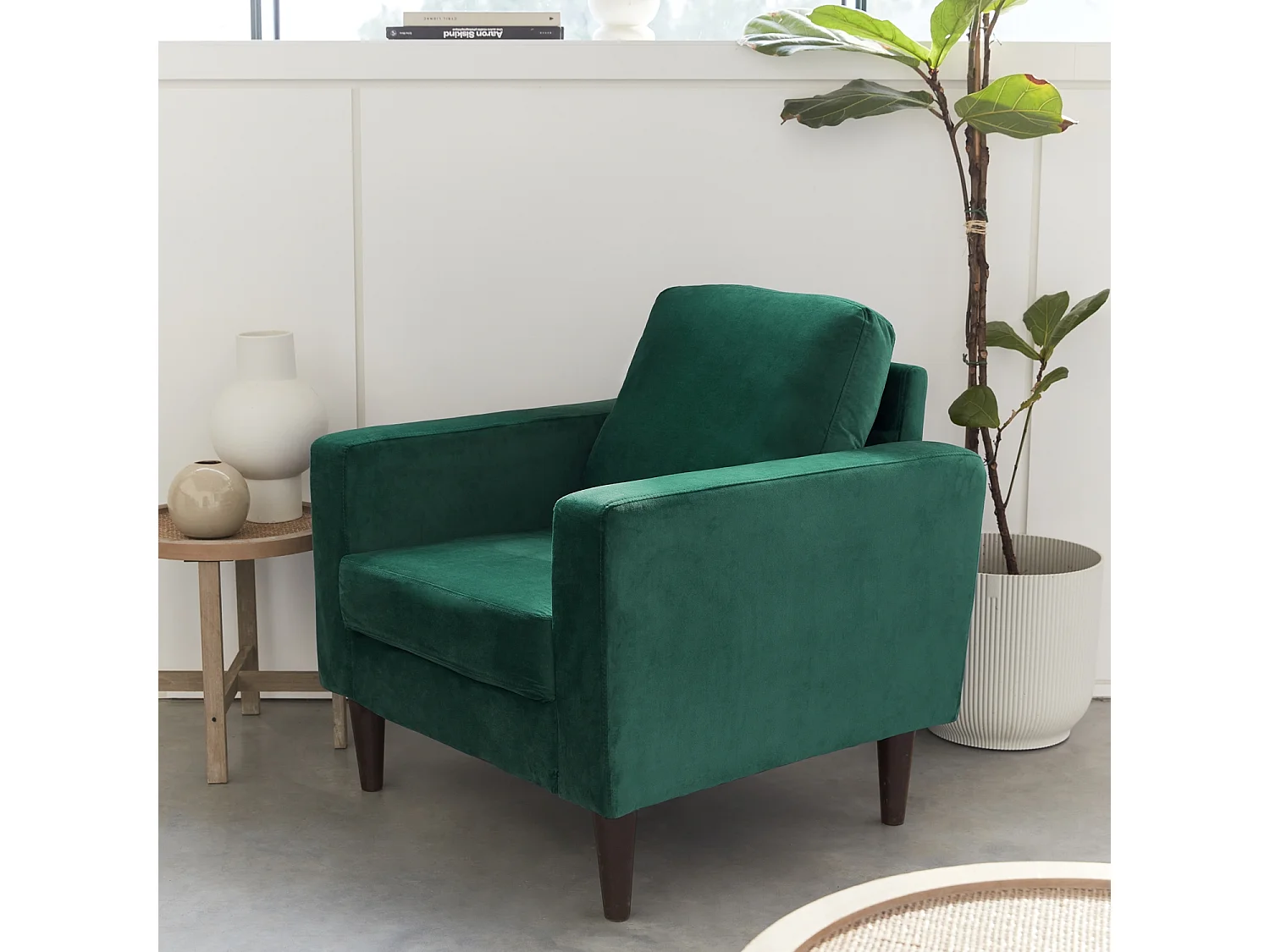 Fauteuil scandinave en velours vert anglais - Bjorn - Canapé 1 place fixe droit pieds bois d'hévéa effet bois de noyer