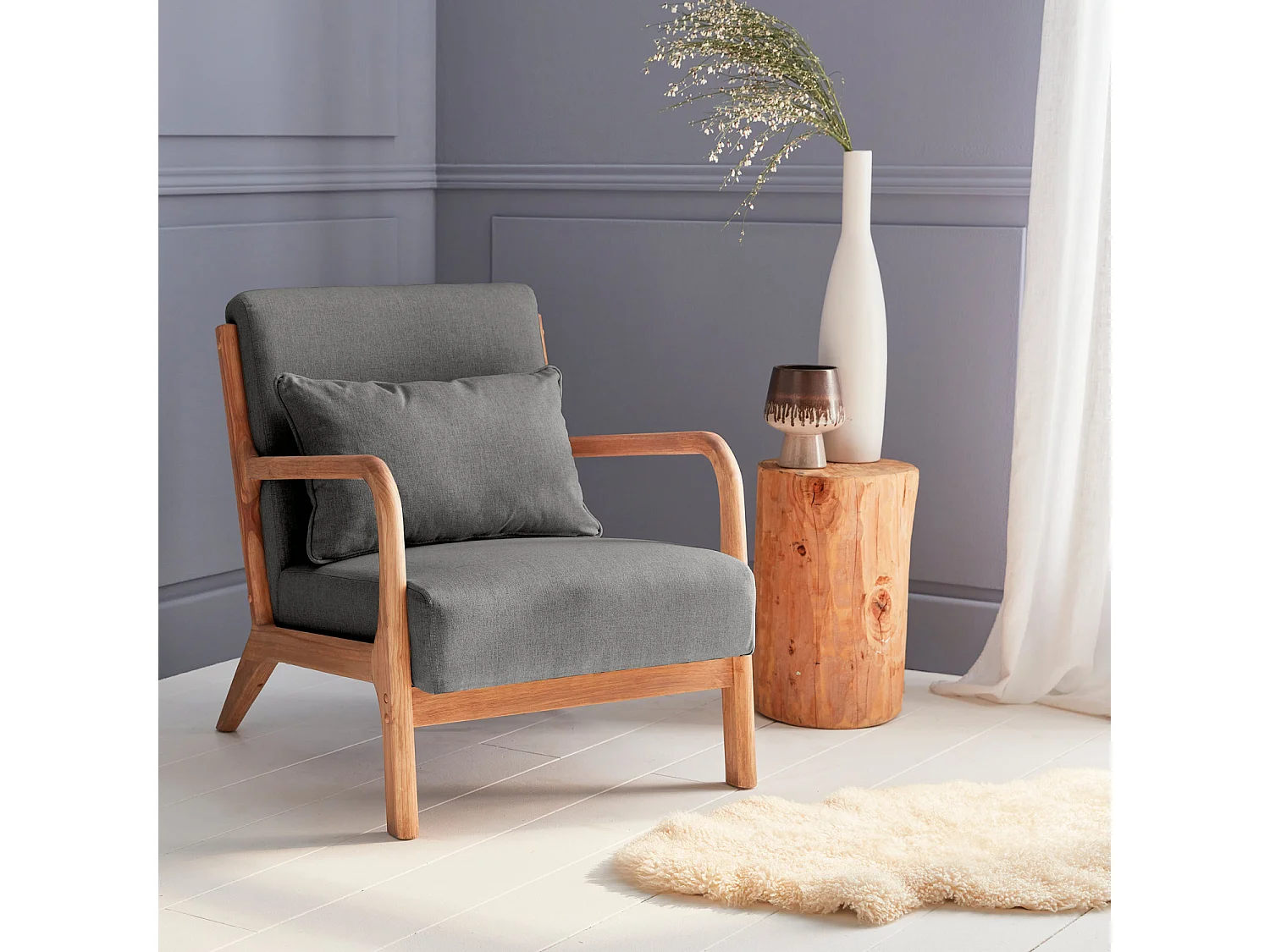 Sillón de diseño de madera y tela gris oscuro