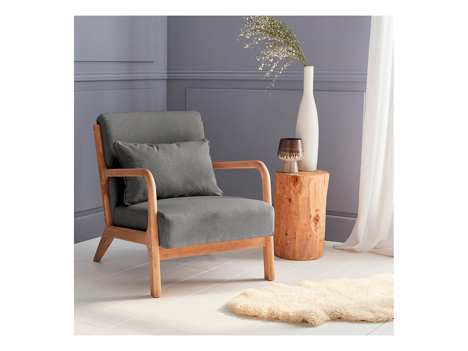 Fauteuil design en bois et tissu. 1 place droit fixe. pieds compas scandinave. structure en bois solide. assise confortable. gris foncé