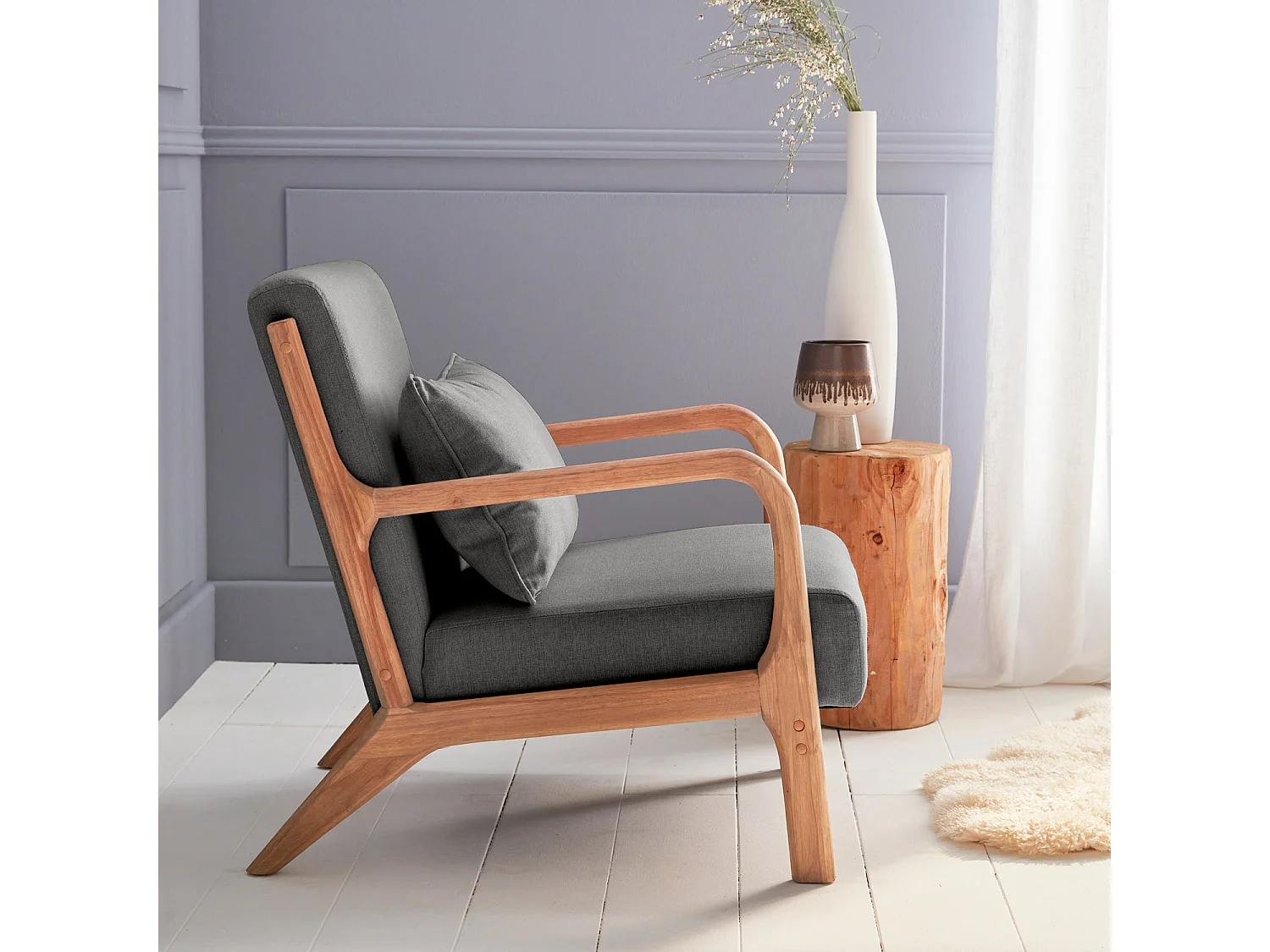 Fauteuil design en bois et tissu. 1 place droit fixe. pieds compas scandinave. structure en bois solide. assise confortable. gris foncé