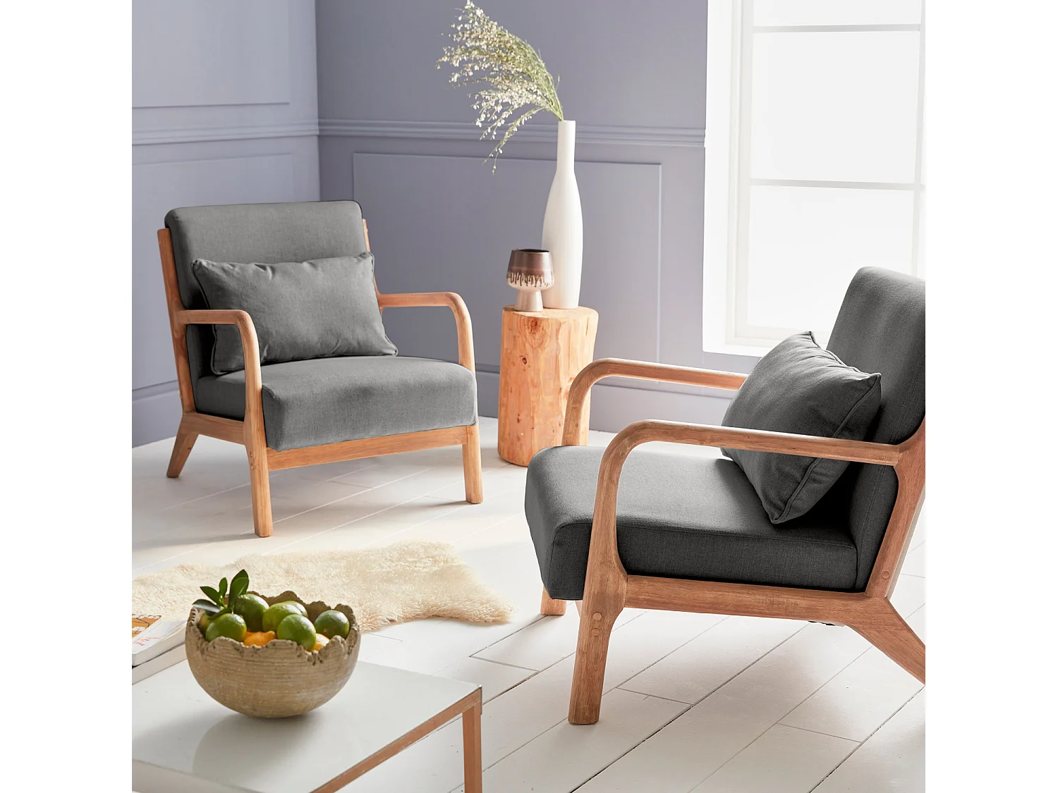 Fauteuil design en bois et tissu. 1 place droit fixe. pieds compas scandinave. structure en bois solide. assise confortable. gris foncé