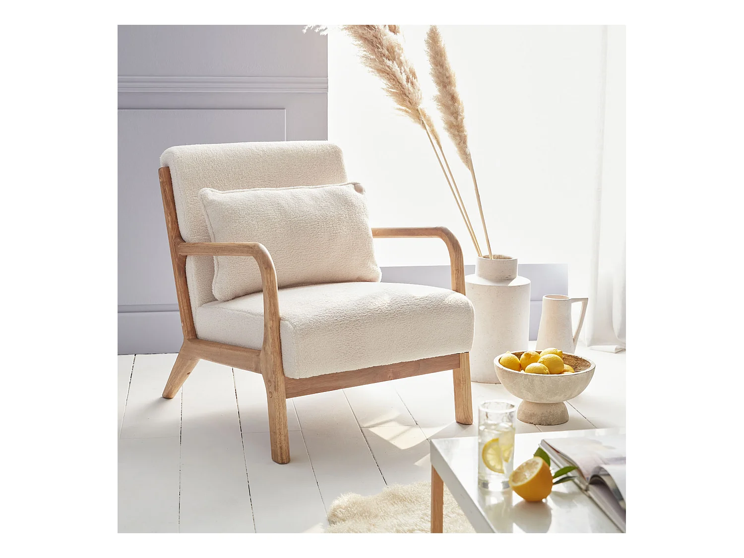 Fauteuil à bouclettes crème. bois et tissu. 1 place droit fixe. pieds compas scandinave. structure en bois solide. assise confortable