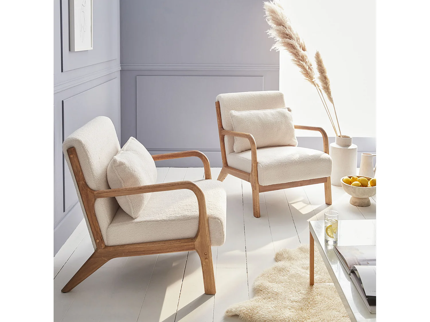 Fauteuil à bouclettes crème. bois et tissu. 1 place droit fixe. pieds compas scandinave. structure en bois solide. assise confortable