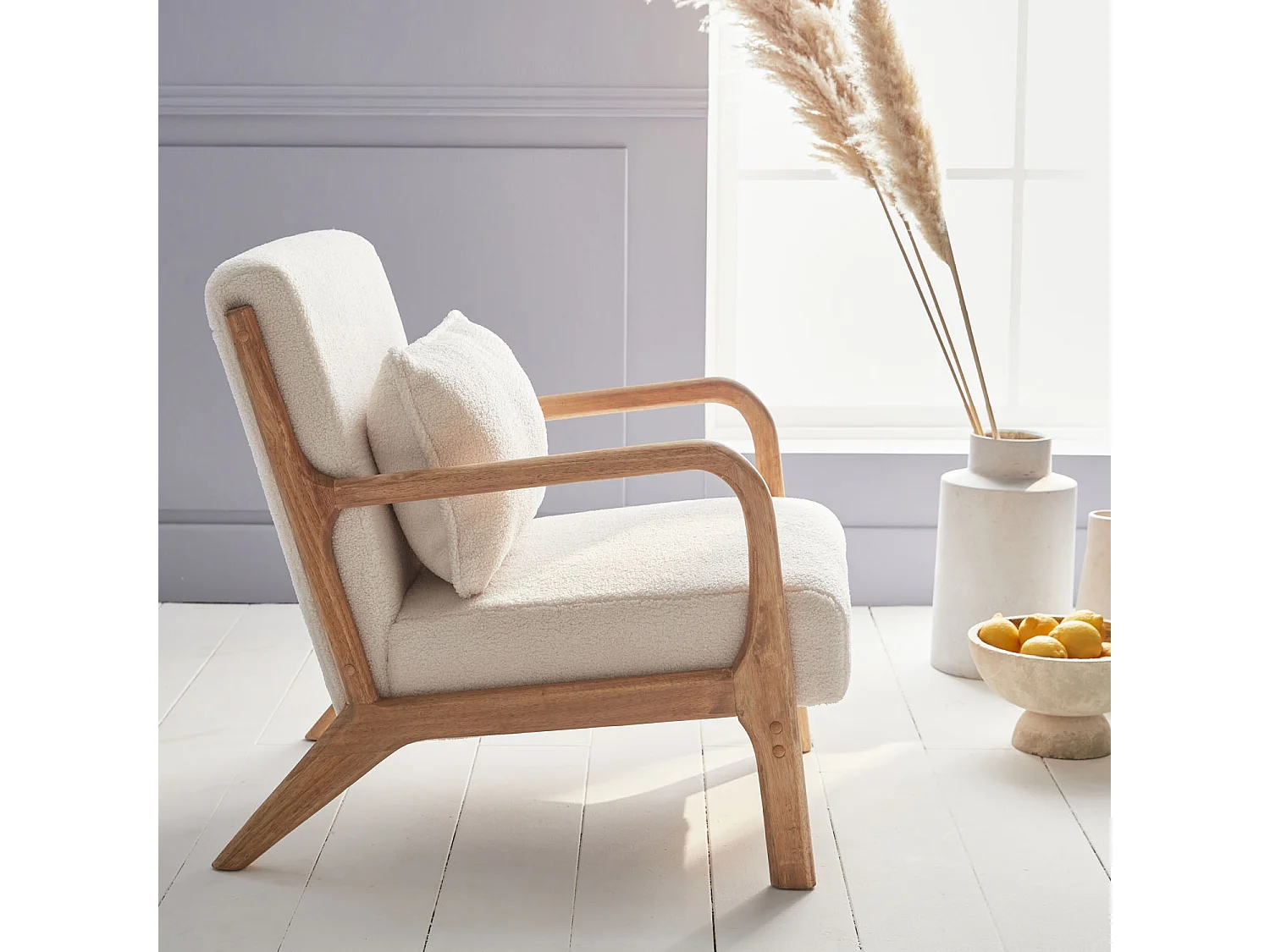 Fauteuil à bouclettes crème. bois et tissu. 1 place droit fixe. pieds compas scandinave. structure en bois solide. assise confortable