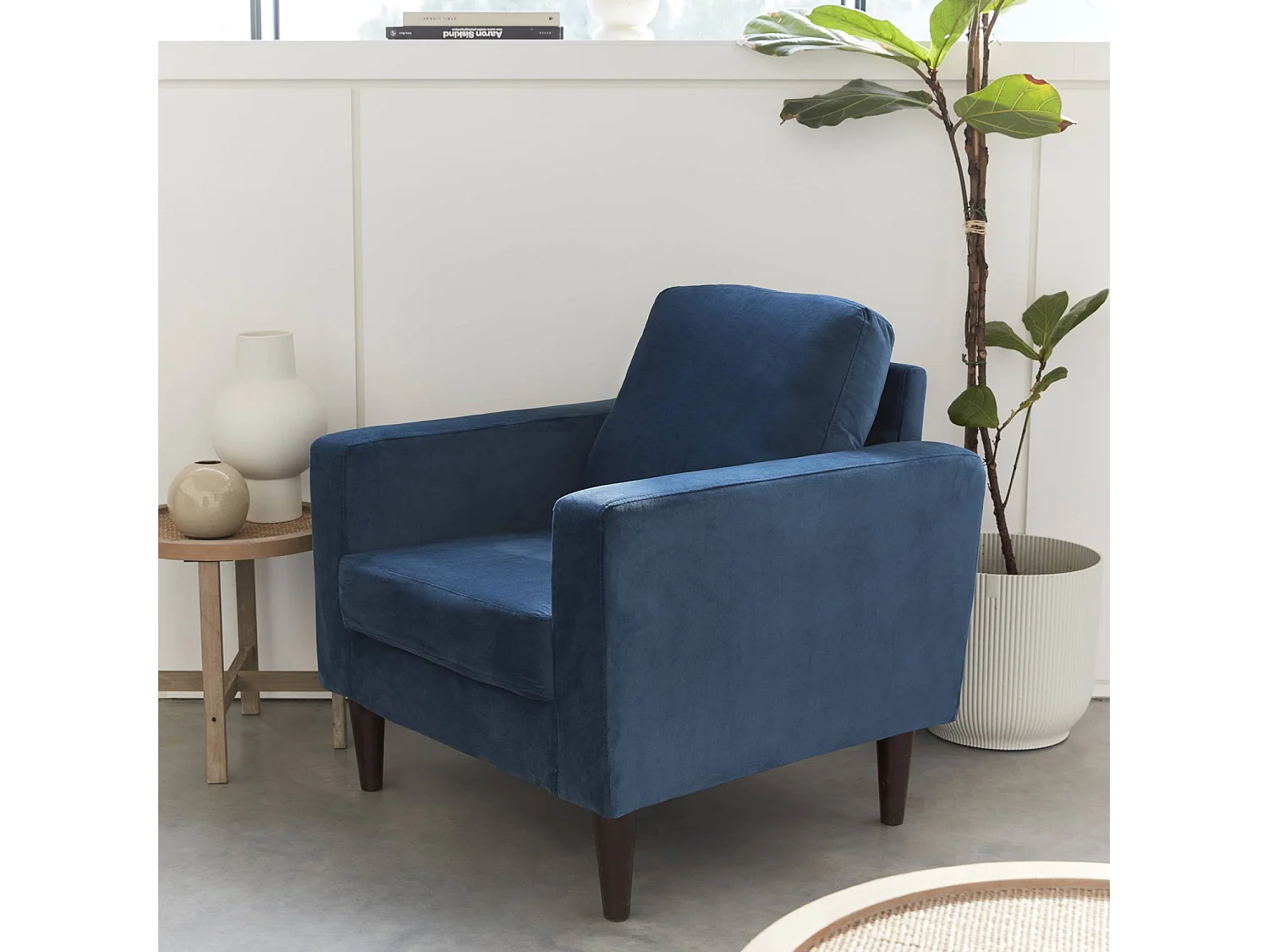 Poltrona scandinava in legno e velluto, blu