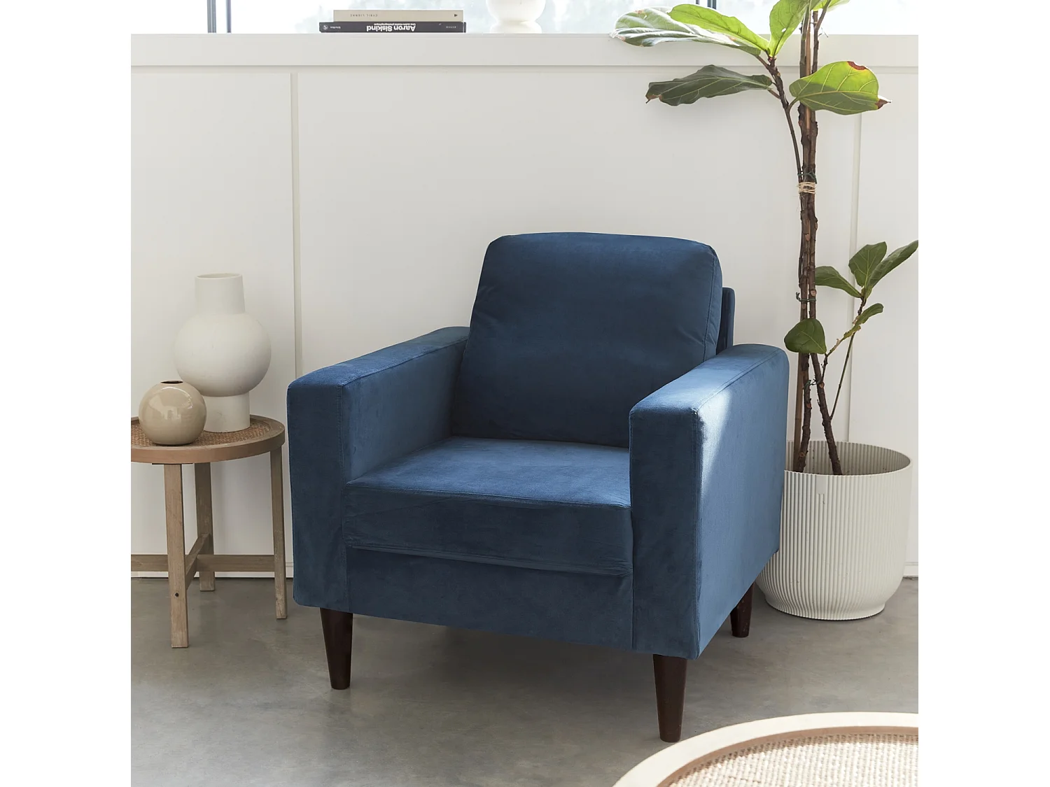 Sillón vintage de terciopelo con patas de madera azul